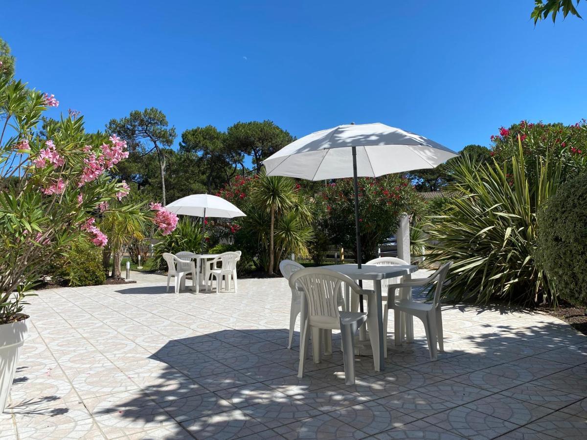 Logis Les Vagues Hotel